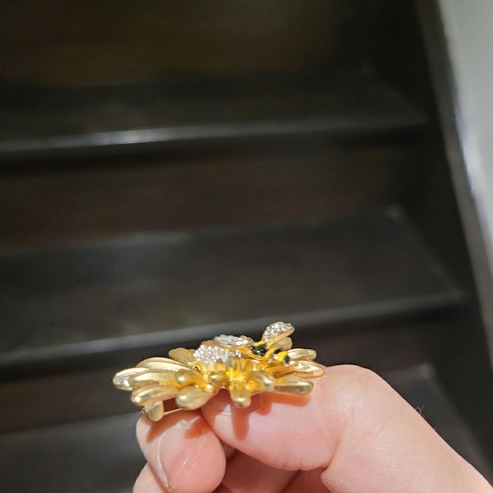 Brand New Flower With Bee Rhinestone Brooch Pin - Picture 5 of 6